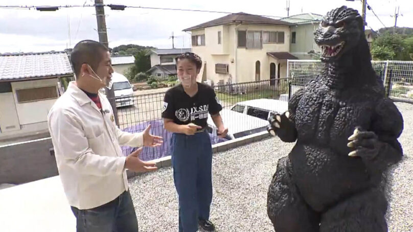 Estudiante japonesa cumple su sueño de conocer y pedirle matrimonio a Godzilla